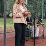 Przewodnicząca Samorządu Uczniowskiego przemawia podczas inauguracji roku szkolnego.
