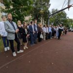 Uczniowie i pracownicy szkoły podczas inauguracji roku szkolnego na boisku II LO.