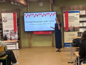 Pani Małgorzata Grala prowadzi spotkanie o sinologii i języku chińskim dla uczniów II LO w Chojnicach