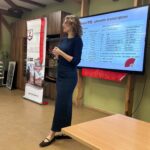 Pani Małgorzata Grala prowadzi spotkanie o sinologii i języku chińskim dla uczniów II LO w Chojnicach