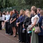 Uczniowie II LO słuchają przemówień podczas rozpoczęcia roku szkolnego 2026/2027.