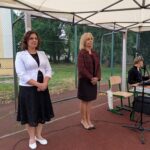 Przedstawicielki dyrekcji szkoły podczas uroczystości rozpoczęcia roku szkolnego.