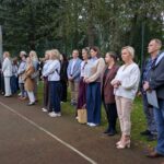 Nauczyciele i pracownicy szkoły podczas inauguracji roku szkolnego.