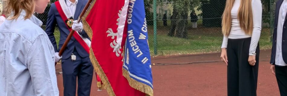 Poczet sztandarowy II Liceum Ogólnokształcącego w Chojnicach podczas uroczystości szkolnej.