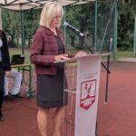 Dyrektor szkoły Jolanta Wróblewska przemawia podczas inauguracji roku szkolnego 2026/2027.