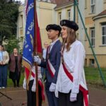 Poczet sztandarowy II LO w Chojnicach podczas ceremonii rozpoczęcia roku szkolnego.